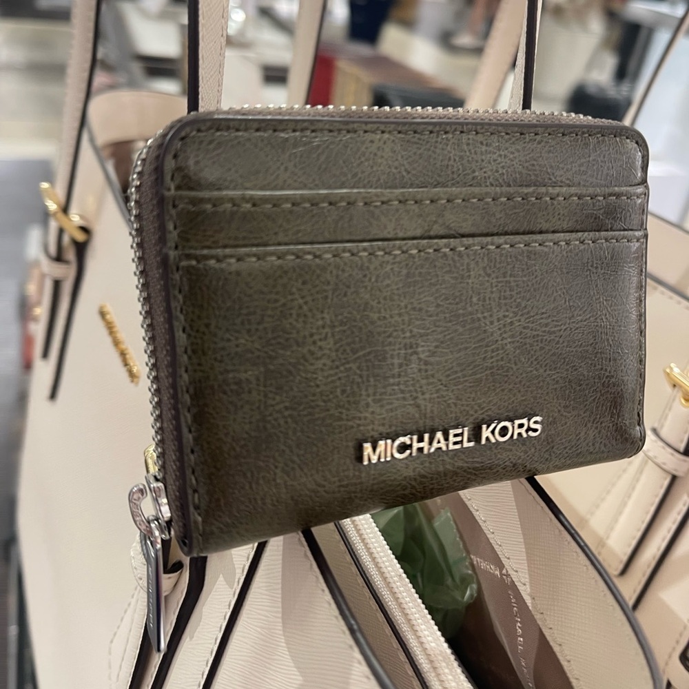 MICHAEL KORS Jet Set Medium Distressed Zip Around Card Case
Olive
NWT - Picture 9 of 16